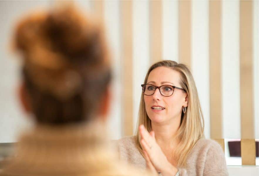 Close-up van Ester Kroese in gesprek. Een ander geluid helpt om de relationele knoop te ontwarren en een ander gesprek te voeren.